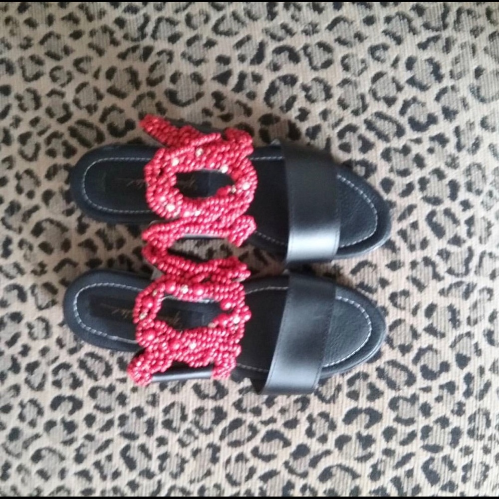 Unique . Red and black . Smoke free home .